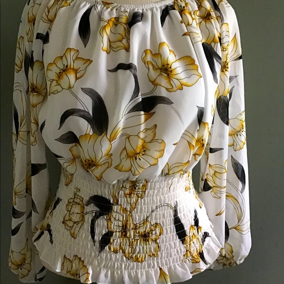 Suzy Shier Tops - 💖Host Pick💖 Suzy Shier floral peasant blouse